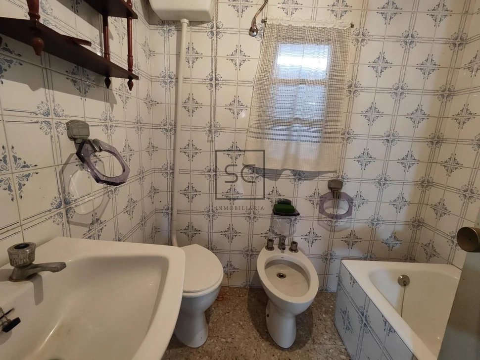 Casa adosada para reforma en zona urbana en santa marina, ferrol