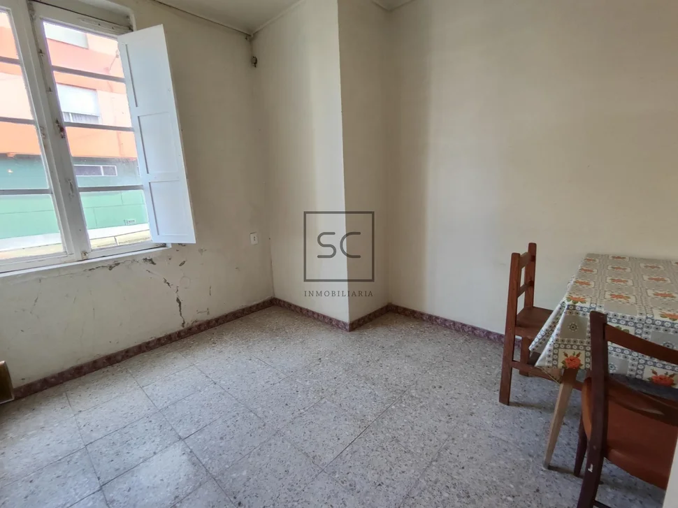 Casa adosada para reforma en zona urbana en santa marina, ferrol