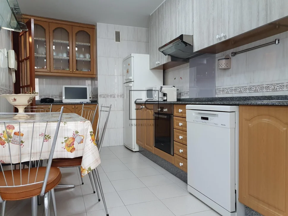 Piso con plaza de garaje y trastero en alto castaño, narón