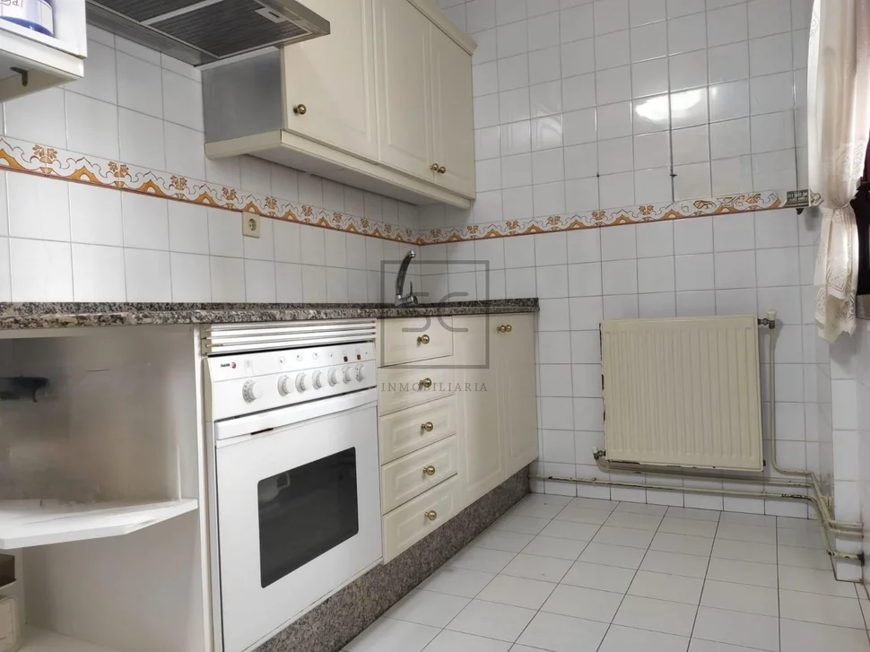 Piso con tres habitaciones en freieiro, narón