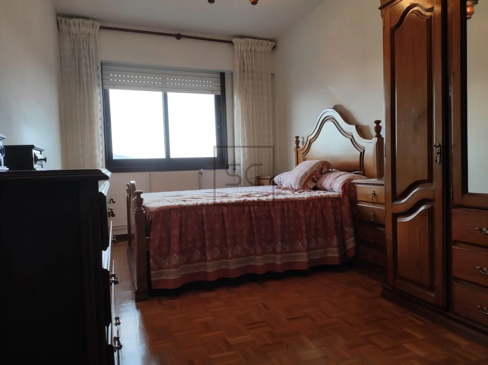 Piso con tres habitaciones en freieiro, narón