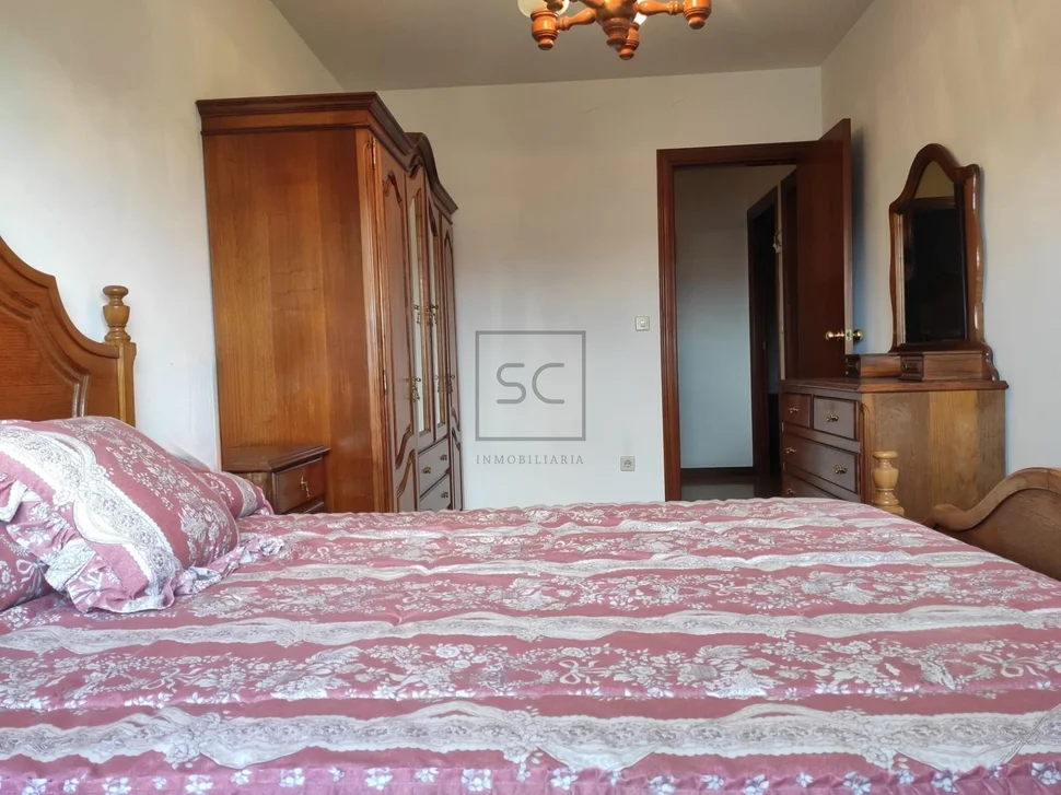 Piso con tres habitaciones en freieiro, narón