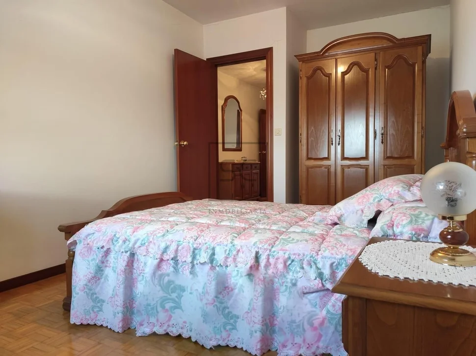 Piso con tres habitaciones en freieiro, narón