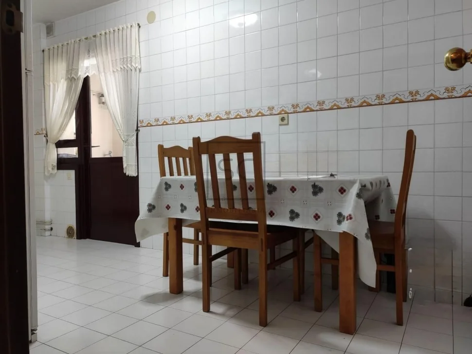 Piso con tres habitaciones en freieiro, narón