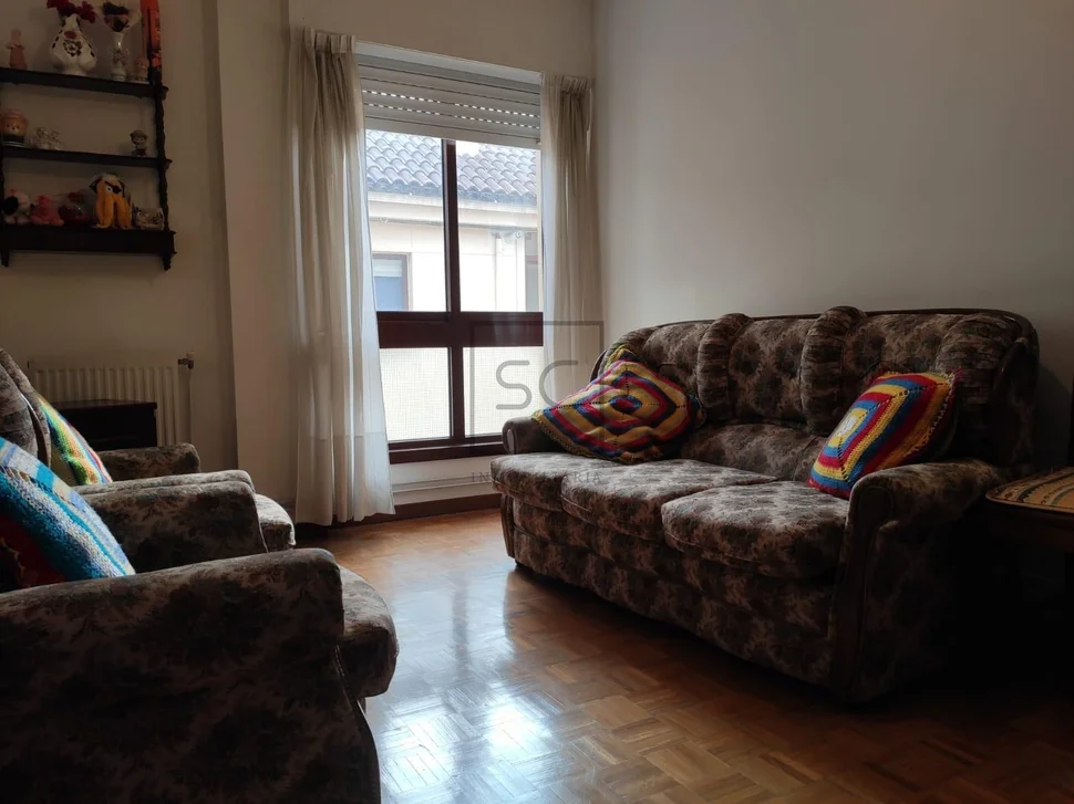 Piso con tres habitaciones en freieiro, narón