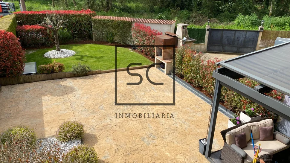 La perfecta combinación de naturaleza y comodidad en este adosado de iñás, oleiros