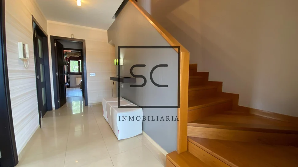 La perfecta combinación de naturaleza y comodidad en este adosado de iñás, oleiros