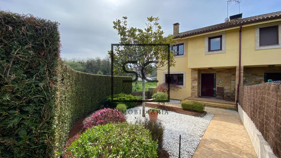 La perfecta combinación de naturaleza y comodidad en este adosado de iñás, oleiros