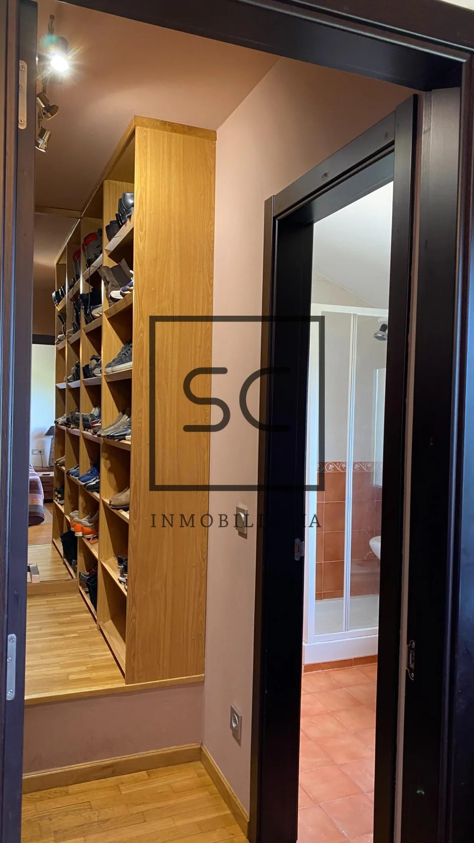 La perfecta combinación de naturaleza y comodidad en este adosado de iñás, oleiros