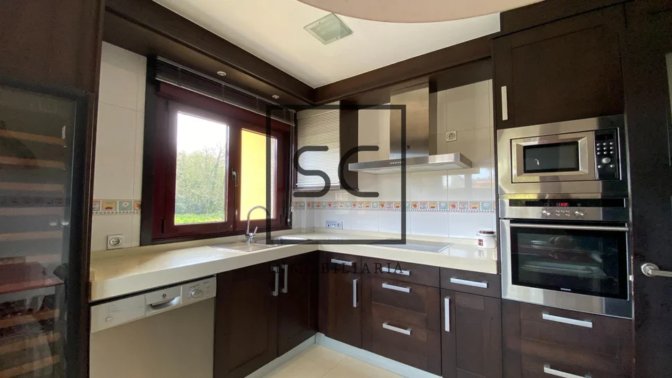 La perfecta combinación de naturaleza y comodidad en este adosado de iñás, oleiros