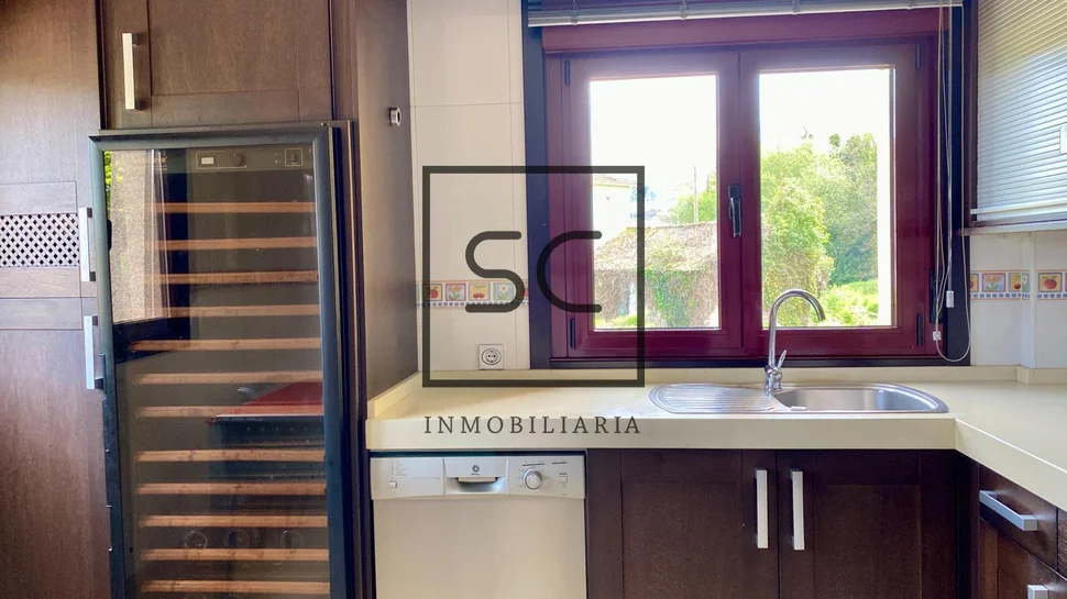 La perfecta combinación de naturaleza y comodidad en este adosado de iñás, oleiros