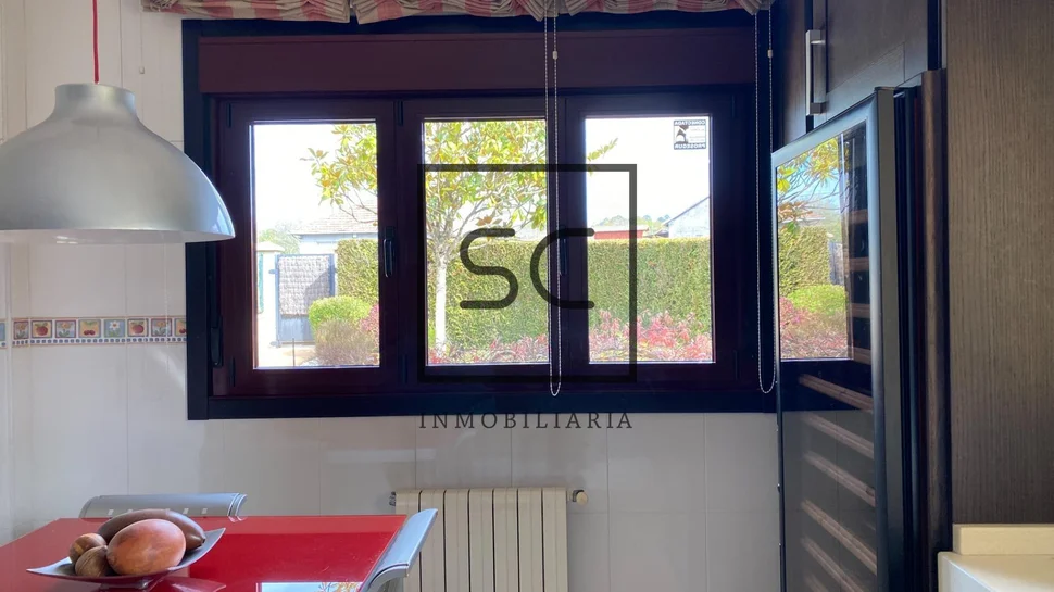 La perfecta combinación de naturaleza y comodidad en este adosado de iñás, oleiros