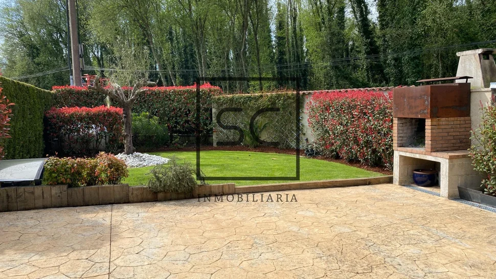 La perfecta combinación de naturaleza y comodidad en este adosado de iñás, oleiros