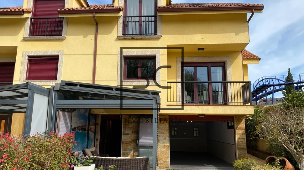 La perfecta combinación de naturaleza y comodidad en este adosado de iñás, oleiros