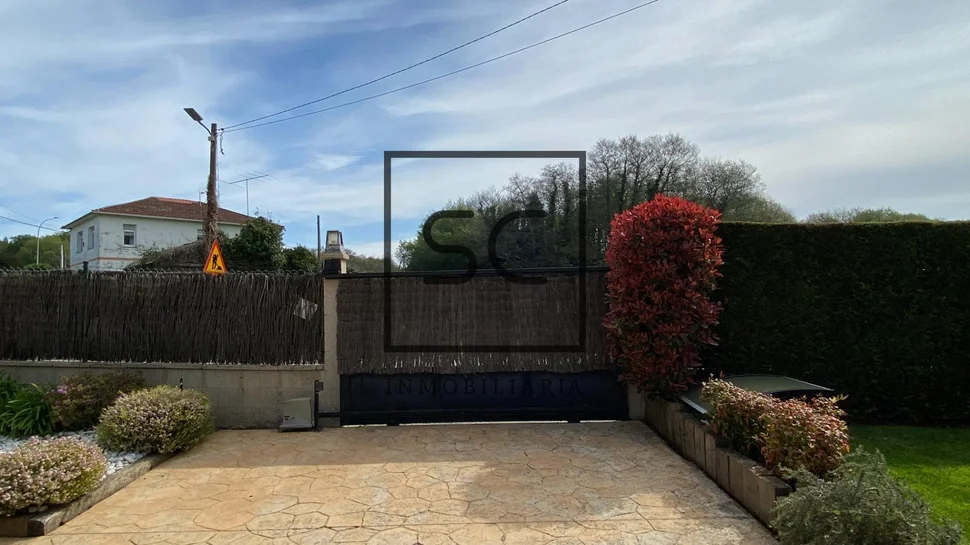 La perfecta combinación de naturaleza y comodidad en este adosado de iñás, oleiros