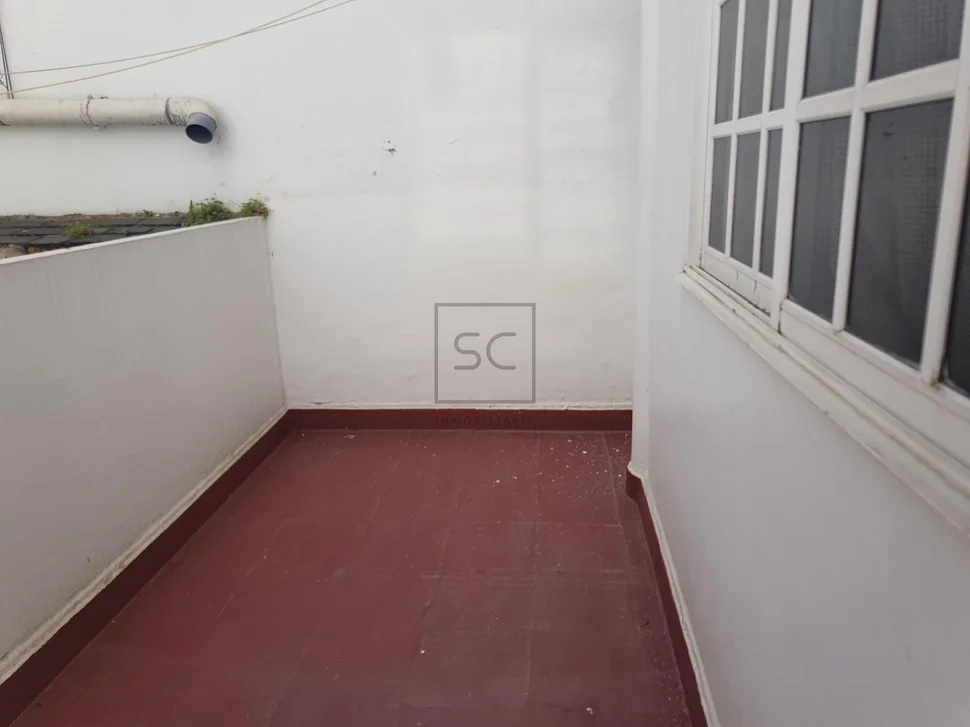 Piso con una pequeña terraza