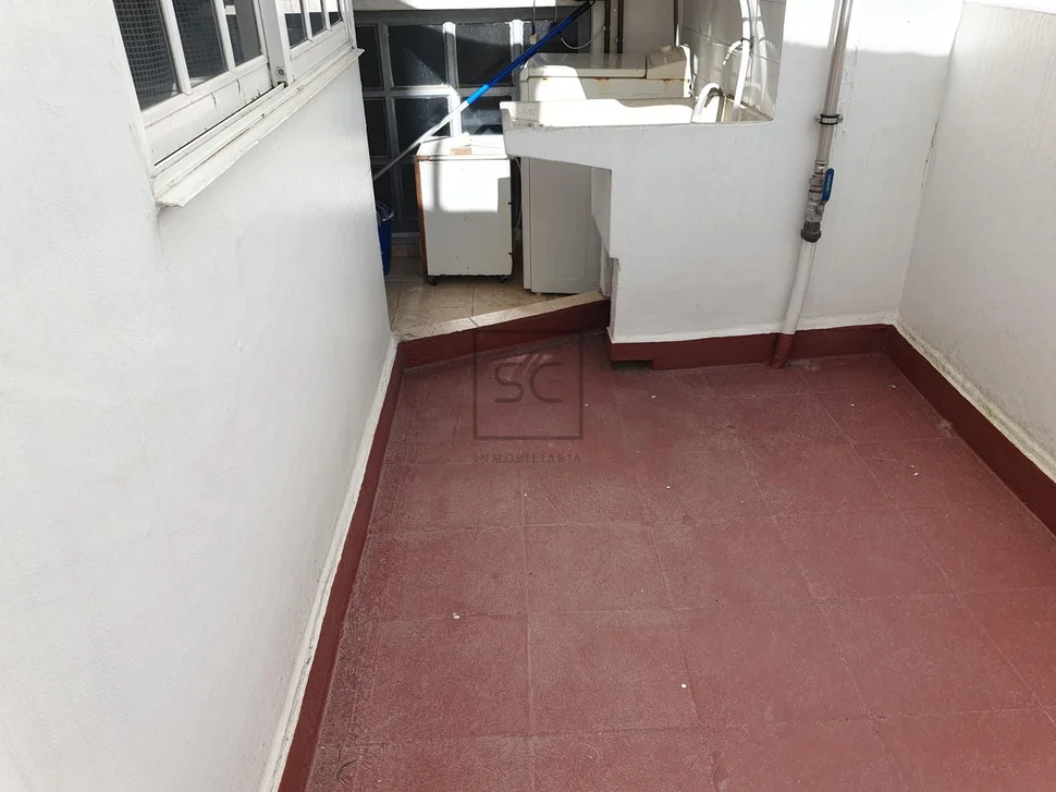 Piso con una pequeña terraza