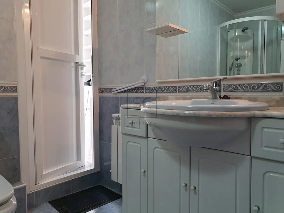 Piso con una pequeña terraza