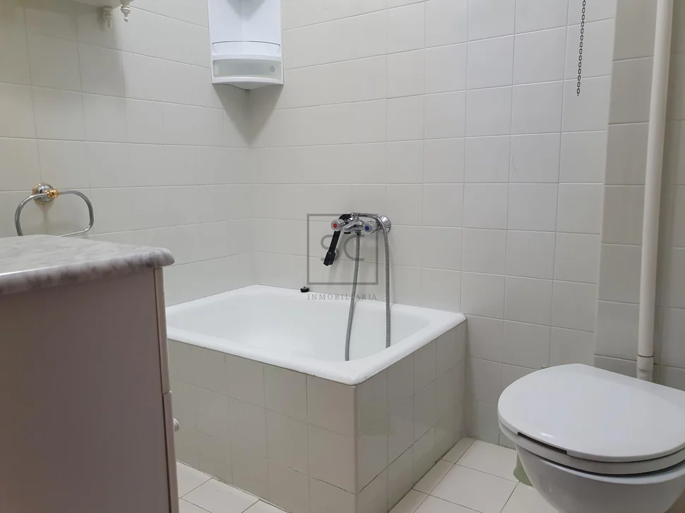 Piso con una pequeña terraza