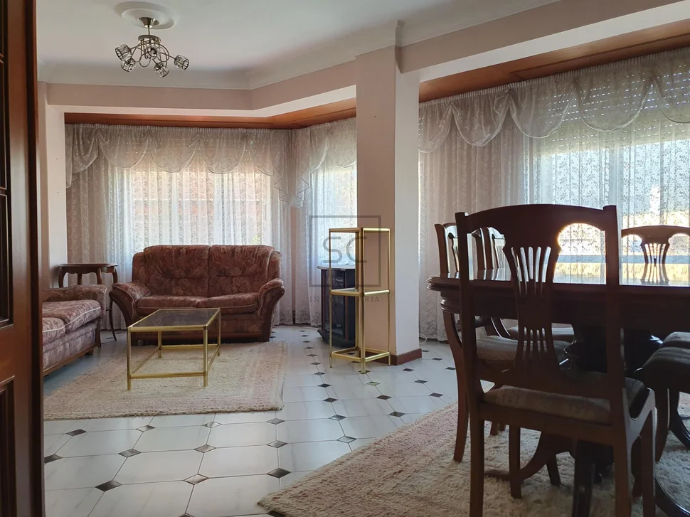 Piso con una pequeña terraza