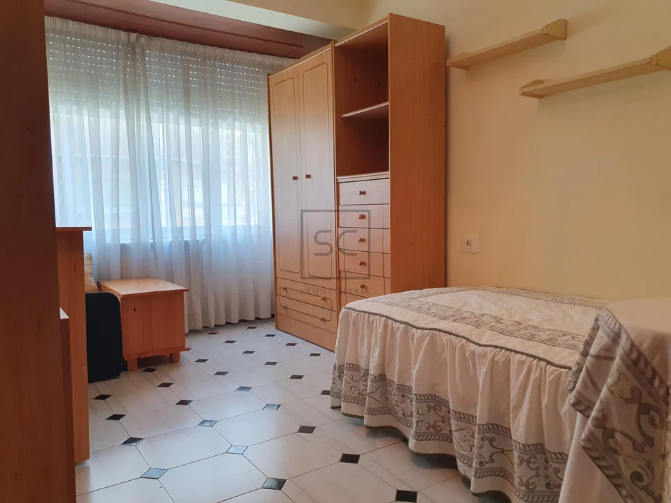 Piso con una pequeña terraza