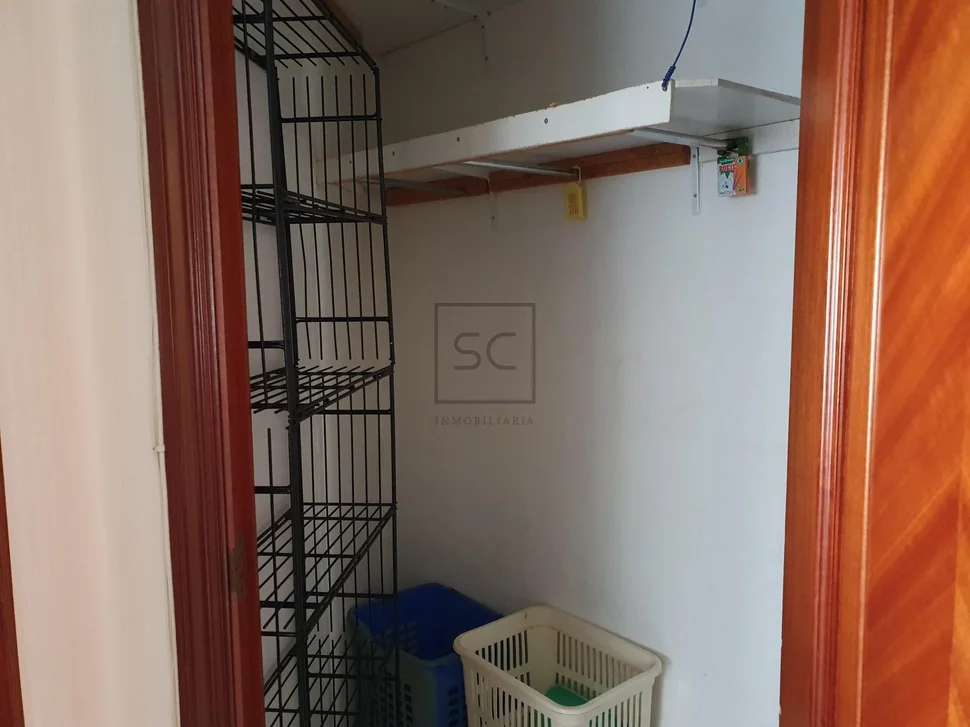 Piso con una pequeña terraza