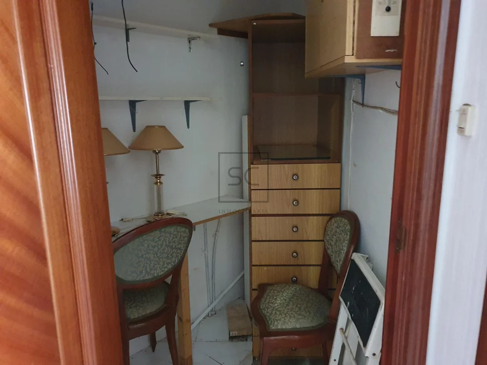 Piso con una pequeña terraza