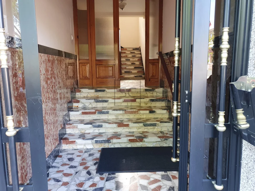 Piso con una pequeña terraza