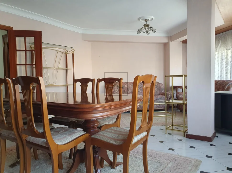 Piso con una pequeña terraza