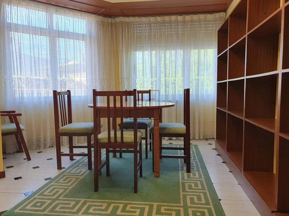 Piso con una pequeña terraza