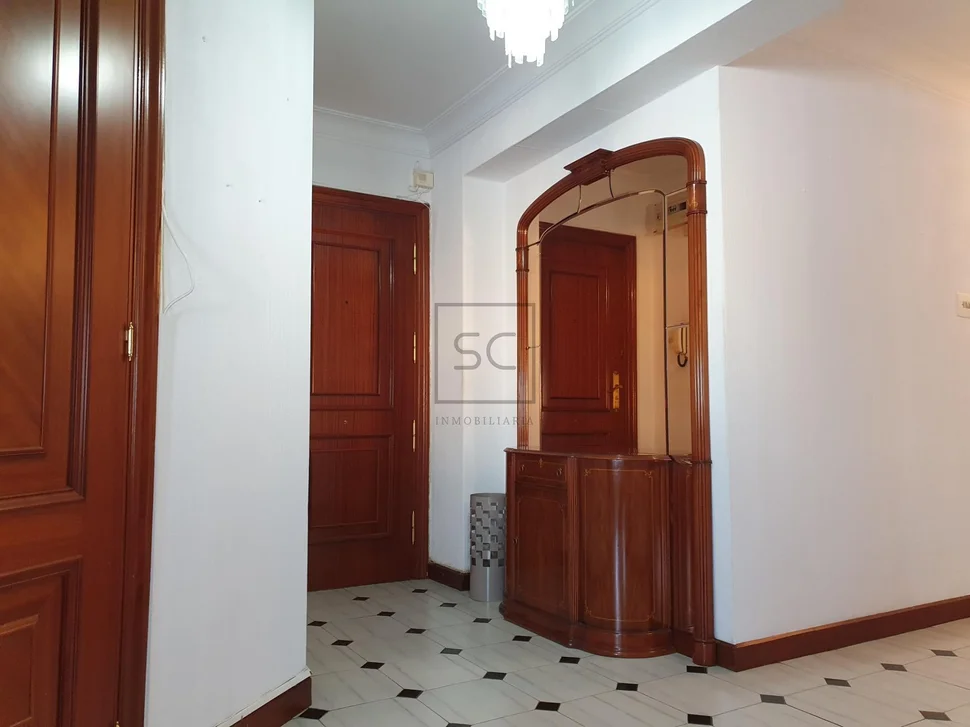 Piso con una pequeña terraza