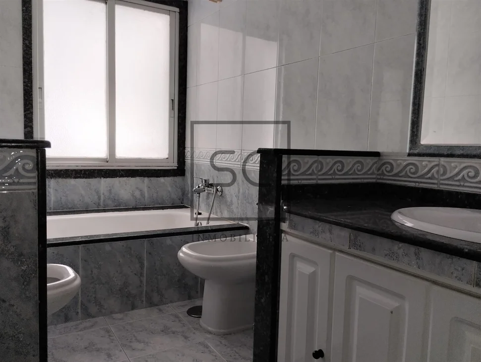 Piso amplio con ascensor, garaje y trastero en milladoiro, ames