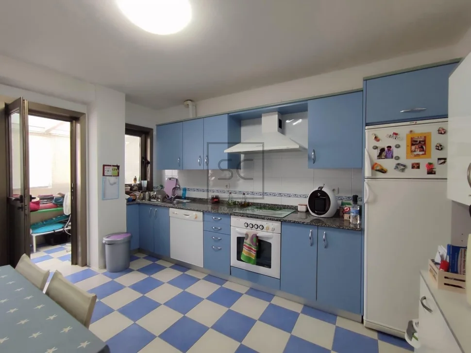 Amplio piso con terraza cubierta en jubia, narón