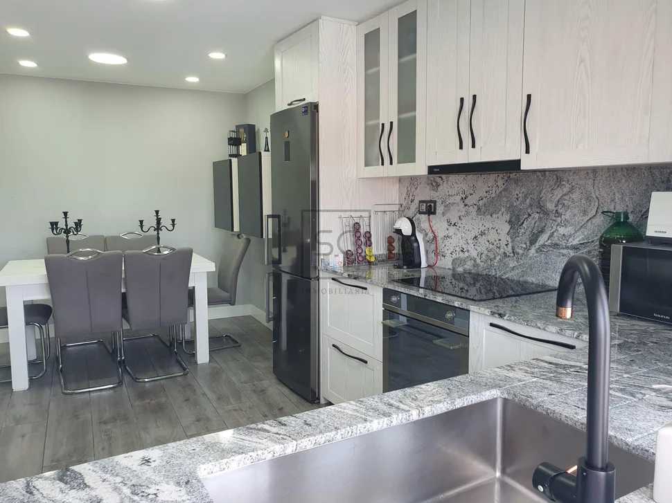 Pareado con terraza finca y bodegas en catabois, ferrol