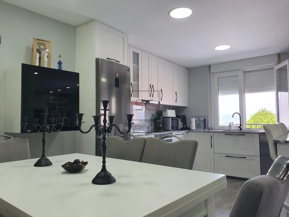 Pareado con terraza finca y bodegas en catabois, ferrol