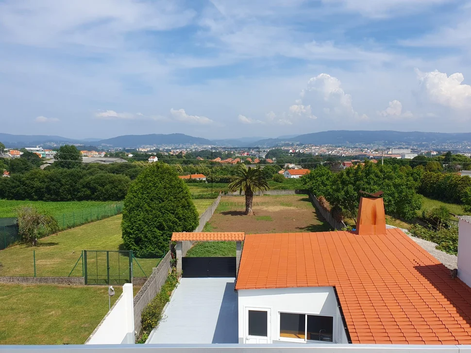 Pareado con terraza finca y bodegas en catabois, ferrol