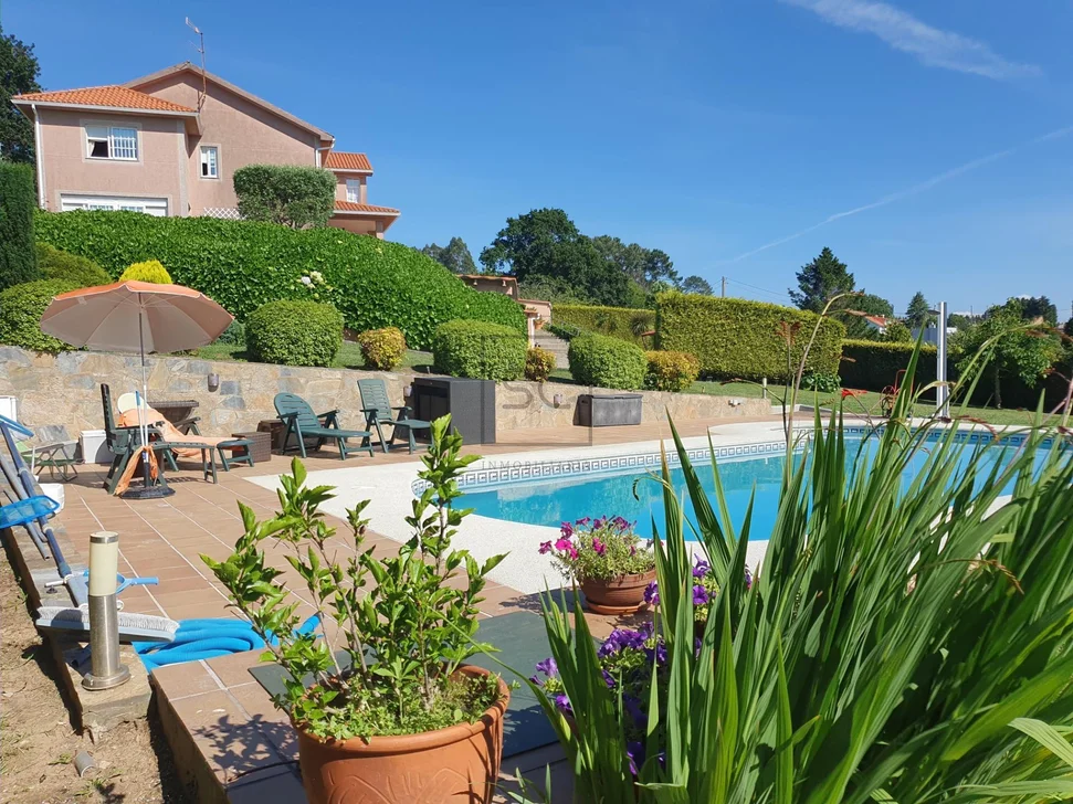 Chalet con Piscina, Barbacoa y Garaje en 0 Tres, Vilrmaior