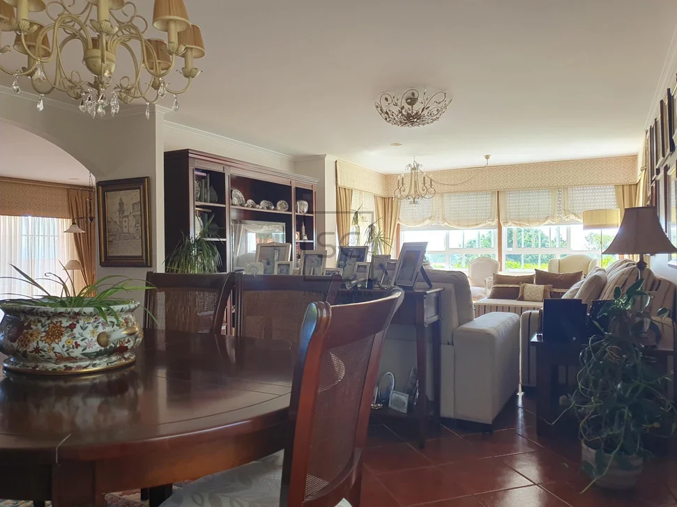 Chalet con Piscina, Barbacoa y Garaje en 0 Tres, Vilrmaior