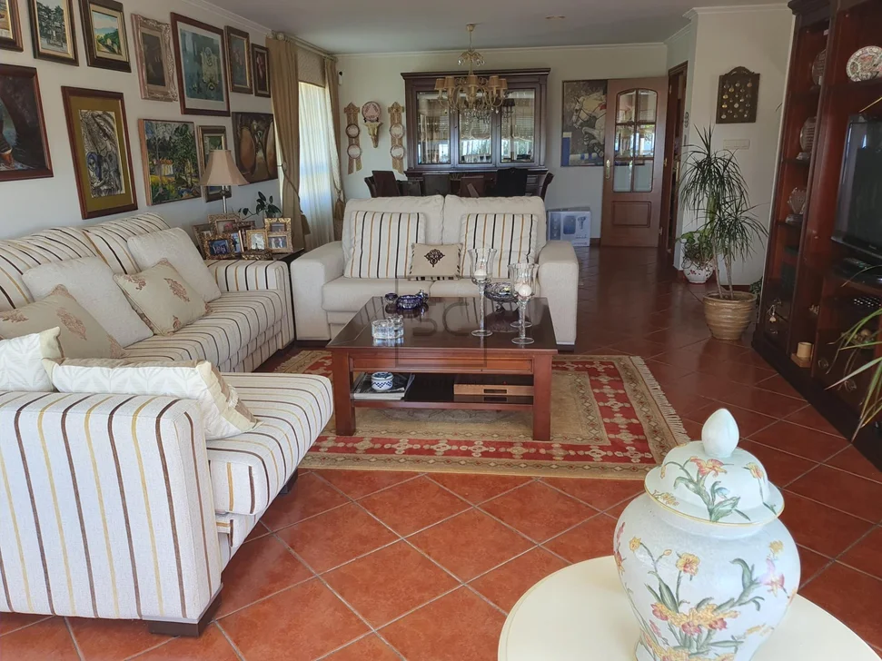 Chalet con Piscina, Barbacoa y Garaje en 0 Tres, Vilrmaior