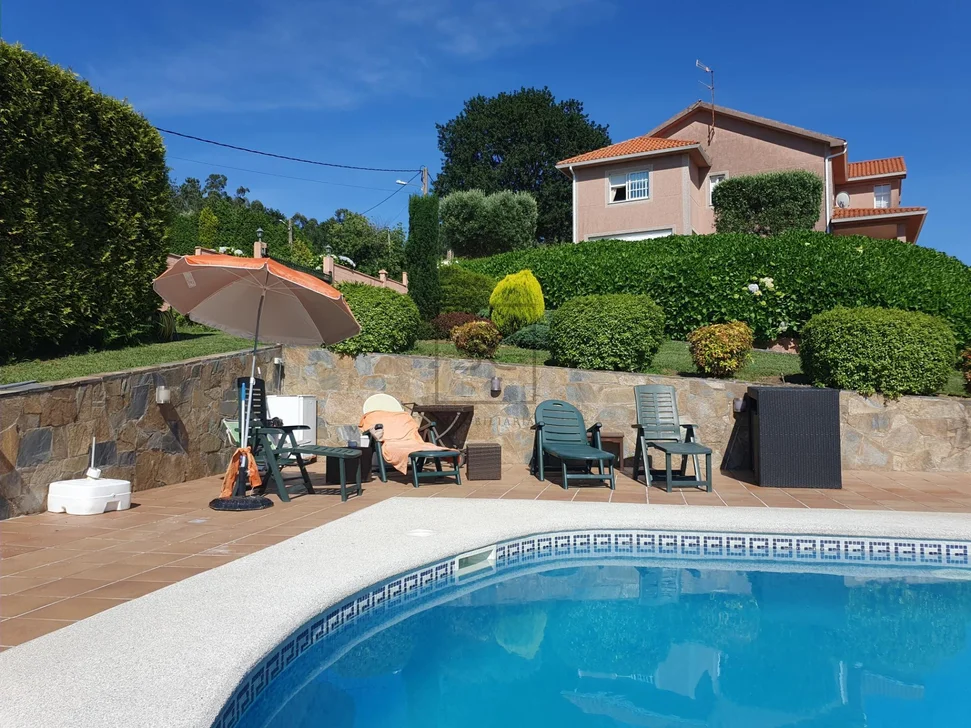 Chalet con Piscina, Barbacoa y Garaje en 0 Tres, Vilrmaior