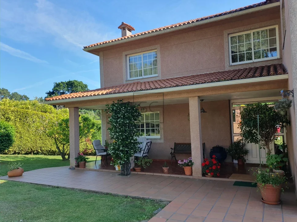 Chalet con Piscina, Barbacoa y Garaje en 0 Tres, Vilrmaior