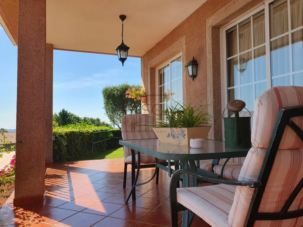 Chalet con Piscina, Barbacoa y Garaje en 0 Tres, Vilrmaior