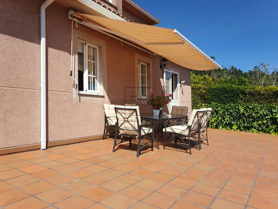 Chalet con Piscina, Barbacoa y Garaje en 0 Tres, Vilrmaior