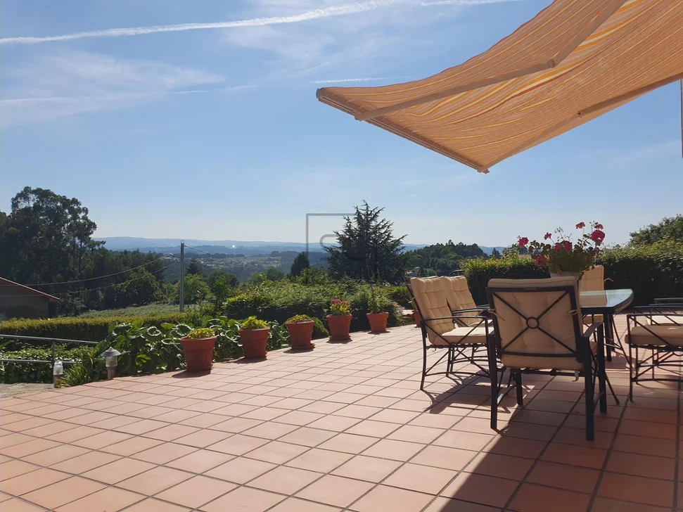 Chalet con Piscina, Barbacoa y Garaje en 0 Tres, Vilrmaior