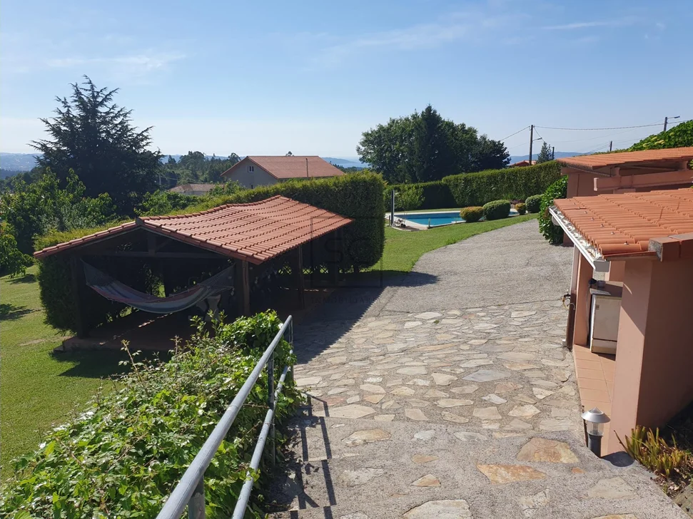 Chalet con Piscina, Barbacoa y Garaje en 0 Tres, Vilrmaior