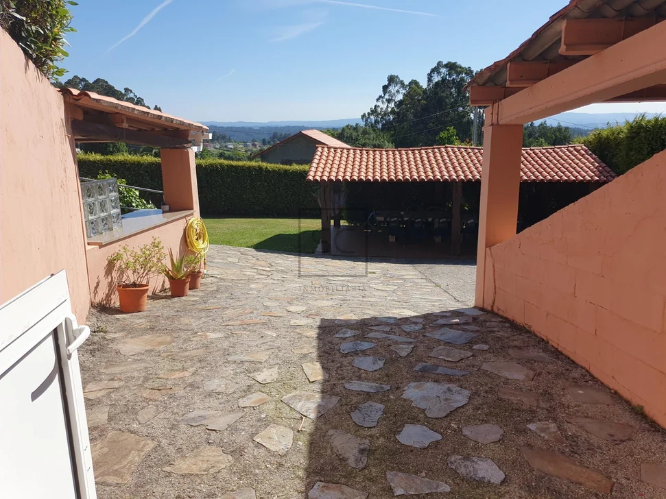 Chalet con Piscina, Barbacoa y Garaje en 0 Tres, Vilrmaior