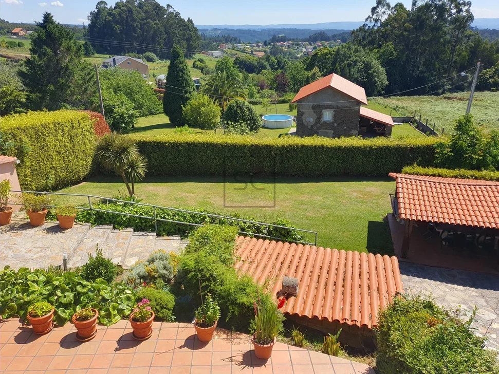 Chalet con Piscina, Barbacoa y Garaje en 0 Tres, Vilrmaior