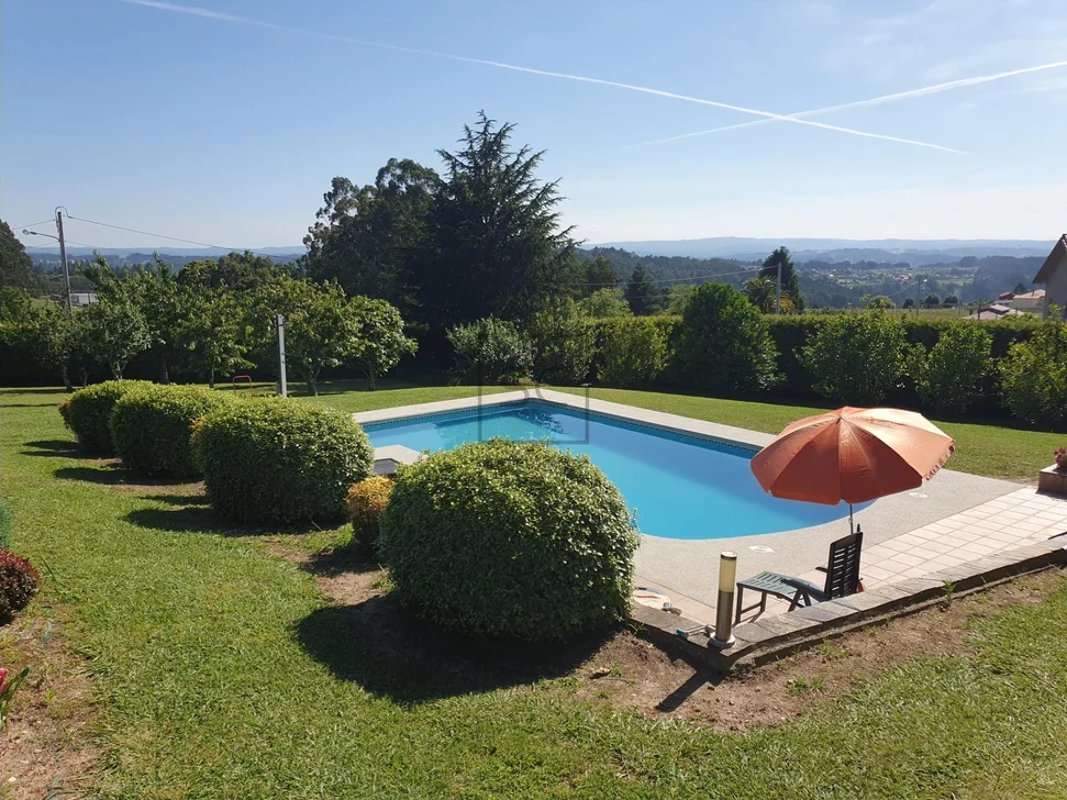 Chalet con Piscina, Barbacoa y Garaje en 0 Tres, Vilrmaior