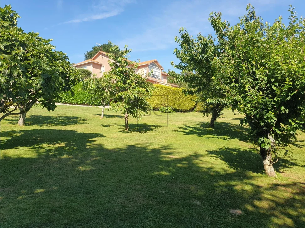 Chalet con Piscina, Barbacoa y Garaje en 0 Tres, Vilrmaior