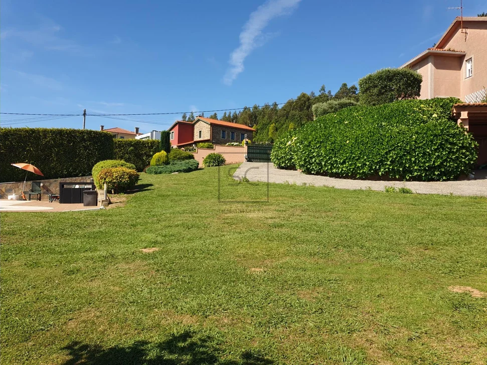 Chalet con Piscina, Barbacoa y Garaje en 0 Tres, Vilrmaior